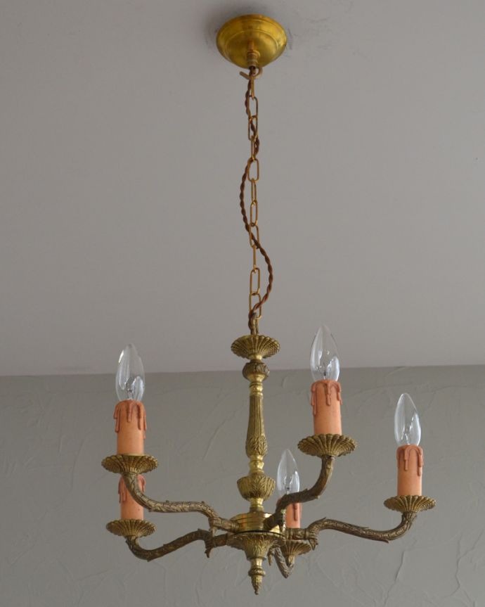 シャンデリア 照明・ライティング 上品な真鍮製シャンデリア、イギリスで見つけたアンティーク照明(5灯)(E17シャンデリア球付)。真鍮のカバー付きです。(k-2059-z)