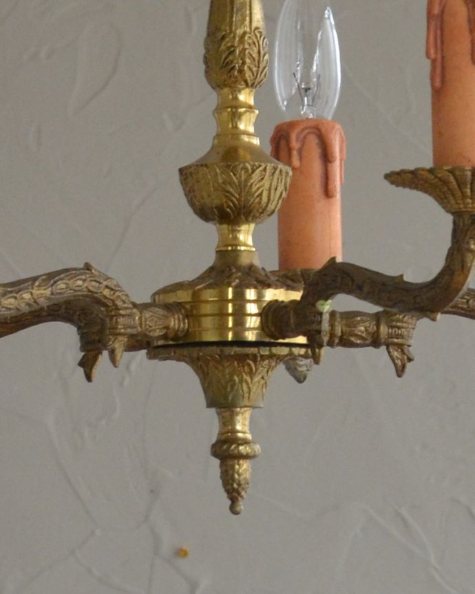 シャンデリア 照明・ライティング 上品な真鍮製シャンデリア、イギリスで見つけたアンティーク照明(5灯)(E17シャンデリア球付)。お花とダイヤカットのガラスのビーズがキラキラキレイに輝きます。(k-2059-z)