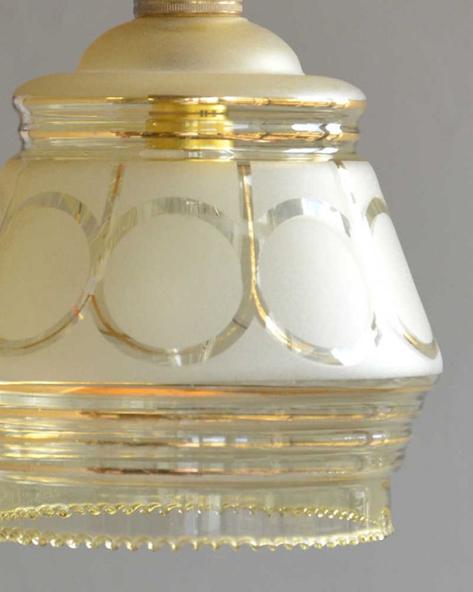 ペンダントライト　照明・ライティング　レモン色のアンティークシェードのペンダントライト（コード・シャンデリア電球・ギャラリーなし）。シェードは、アンティークのため、誤差があったり、キズ、汚れが入っている場合もあります。(k-2064-z)