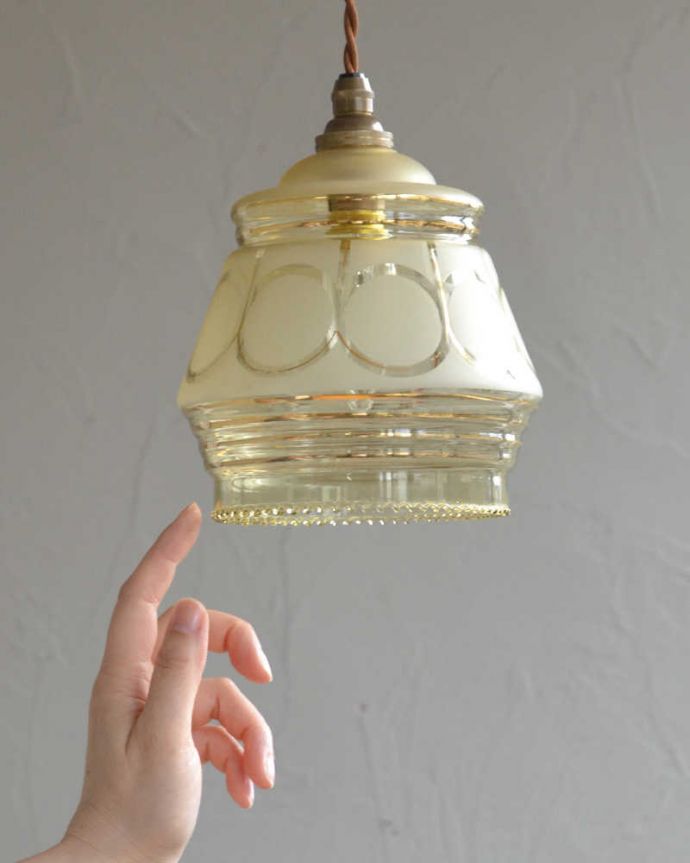 ペンダントライト　照明・ライティング　レモン色のアンティークシェードのペンダントライト（コード・シャンデリア電球・ギャラリーなし）。※こちらのシェードのみは販売していません。(k-2064-z)