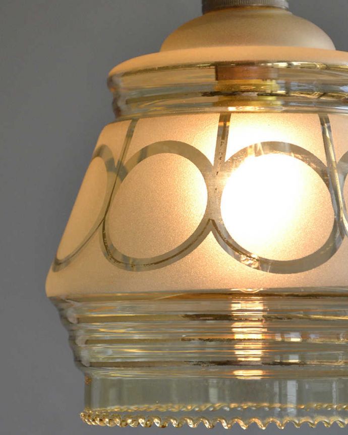 ペンダントライト　照明・ライティング　レモン色のアンティークシェードのペンダントライト（コード・シャンデリア電球・ギャラリーなし）。アンティークのミルクガラスは、光を通すとなんとも言えないステキな雰囲気でお部屋を照らしてくれます。(k-2064-z)