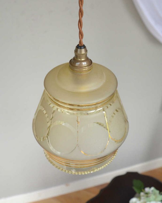 ペンダントライト　照明・ライティング　レモン色のアンティークシェードのペンダントライト（コード・シャンデリア電球・ギャラリーなし）。コードは50、80cm以外にも、ご希望の長さで加工してお届けします。(k-2064-z)