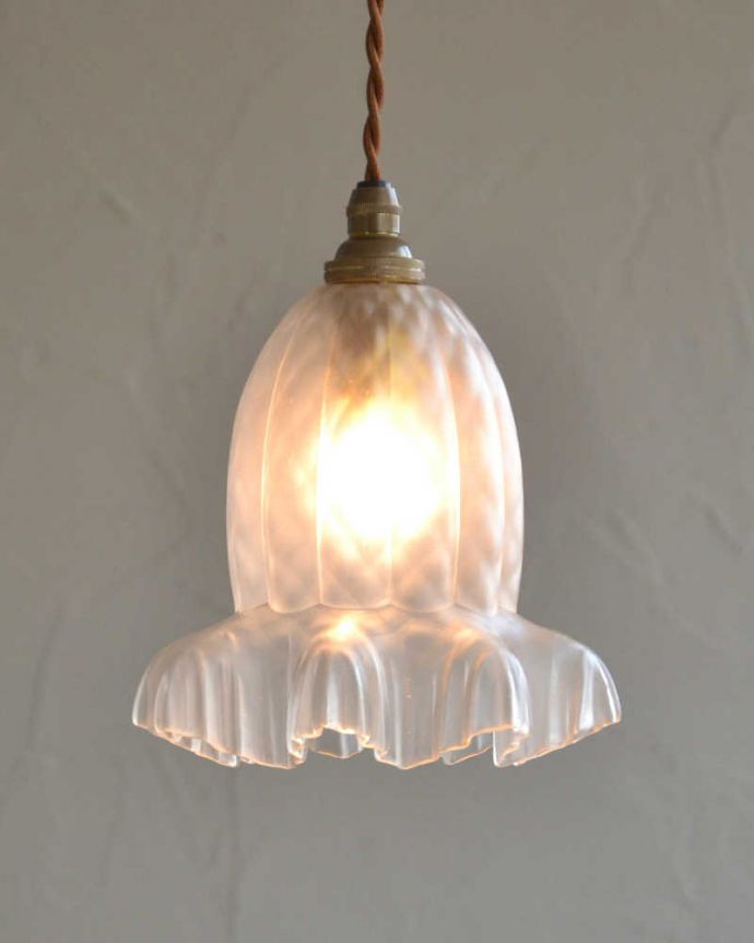 ペンダントライト　照明・ライティング　英国のガラスのアンティークペンダントライト（コード・シャンデリア球・ギャラリーなし）。１つでも存在感たっぷり。(k-2067-z)