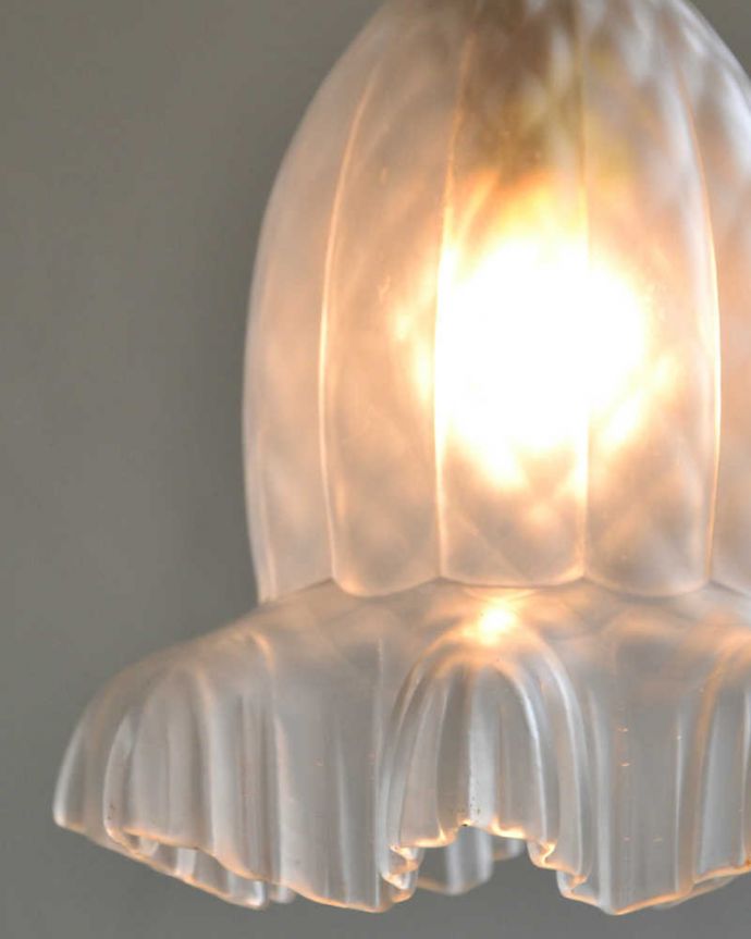 ペンダントライト　照明・ライティング　英国のガラスのアンティークペンダントライト（コード・シャンデリア球・ギャラリーなし）。アンティークのミルクガラスは、光を通すとなんとも言えないステキな雰囲気でお部屋を照らしてくれます。(k-2067-z)