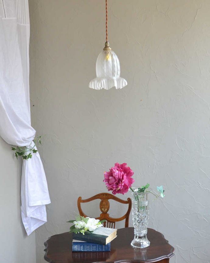 ペンダントライト　照明・ライティング　英国のガラスのアンティークペンダントライト（コード・シャンデリア球・ギャラリーなし）。この光の下では不思議と時間もゆっくりと流れていきます。(k-2067-z)