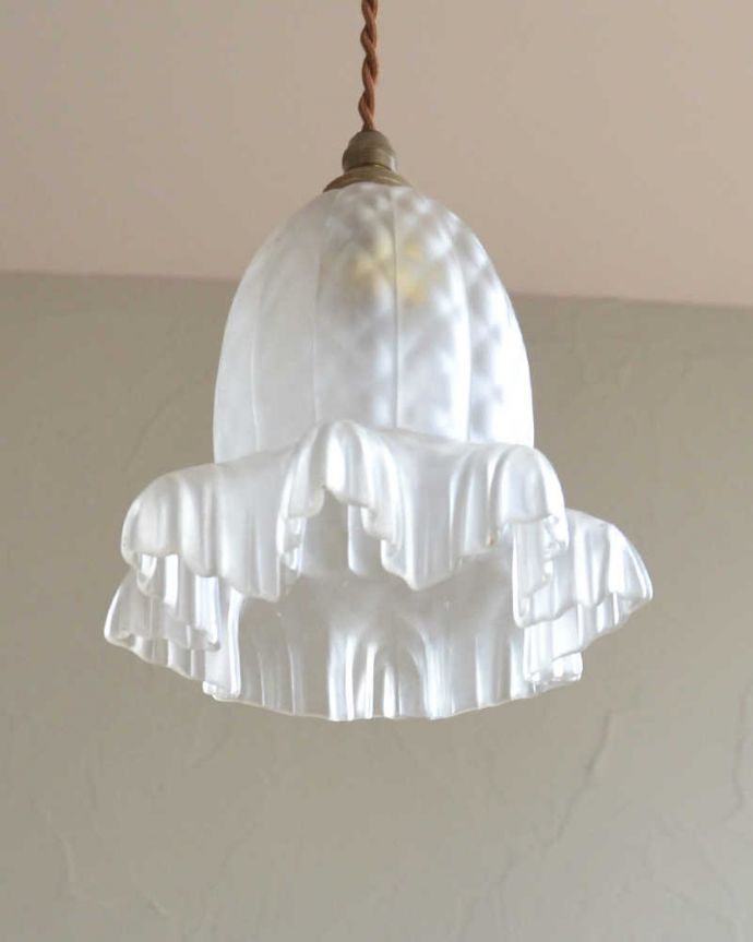 ペンダントライト　照明・ライティング　英国のガラスのアンティークペンダントライト（コード・シャンデリア球・ギャラリーなし）。あたたかい光がお部屋を包み込みます。(k-2067-z)