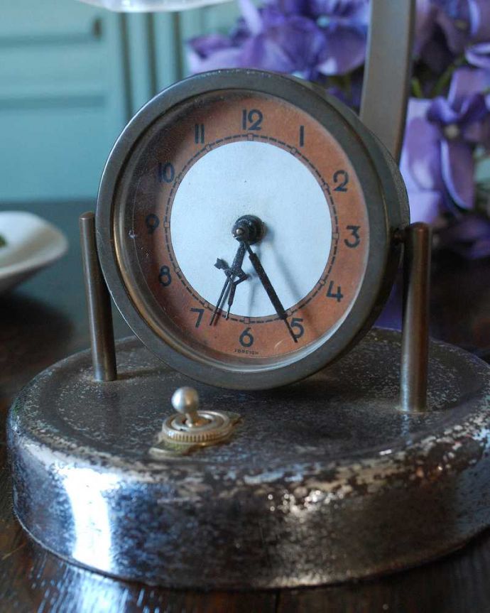 スタンドライト　照明・ライティング　時計が付いたお洒落なアンティークテーブルランプ、ガラスシェード付き（Ｅ17シャンデリア球付）。珍しいゼンマイ式時計付きのです。(k-2076-z)