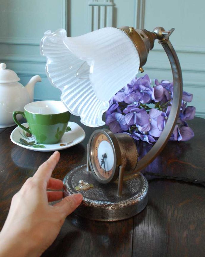 スタンドライト　照明・ライティング　時計が付いたお洒落なアンティークテーブルランプ、ガラスシェード付き（Ｅ17シャンデリア球付）。スイッチは土台についています。(k-2076-z)