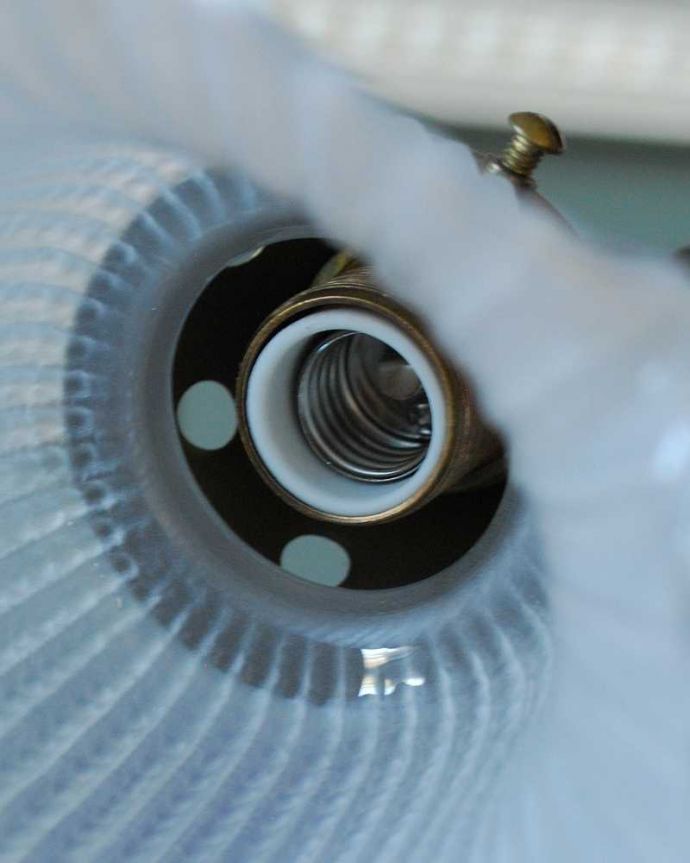 スタンドライト　照明・ライティング　時計が付いたお洒落なアンティークテーブルランプ、ガラスシェード付き（Ｅ17シャンデリア球付）。しっかりオーバーホウルをしたので、ご安心下さい。(k-2076-z)