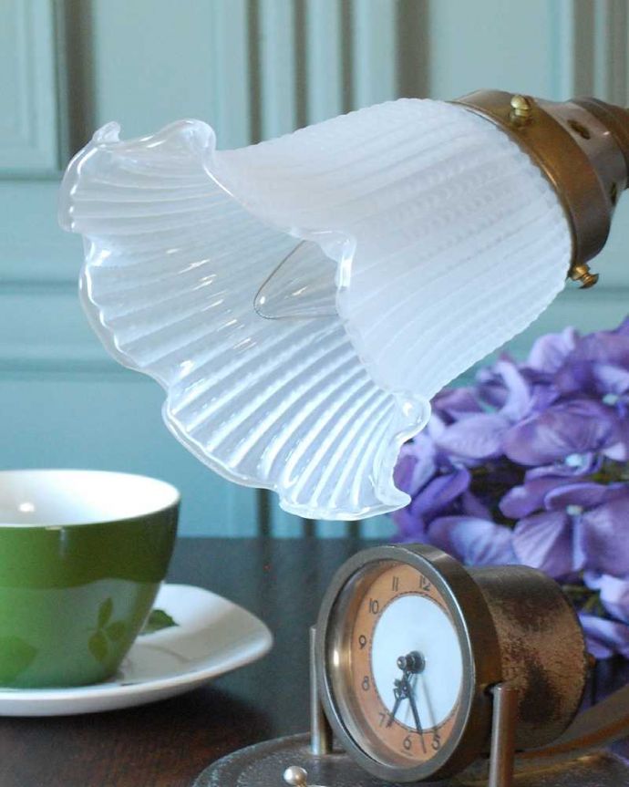 スタンドライト　照明・ライティング　時計が付いたお洒落なアンティークテーブルランプ、ガラスシェード付き（Ｅ17シャンデリア球付）。お洒落なデザインなのでどこから見ても楽しめます。(k-2076-z)