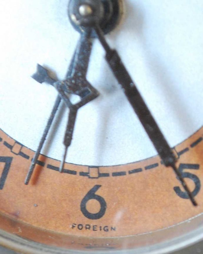 スタンドライト　照明・ライティング　時計が付いたお洒落なアンティークテーブルランプ、ガラスシェード付き（Ｅ17シャンデリア球付）。時計にロゴが入っています。(k-2076-z)