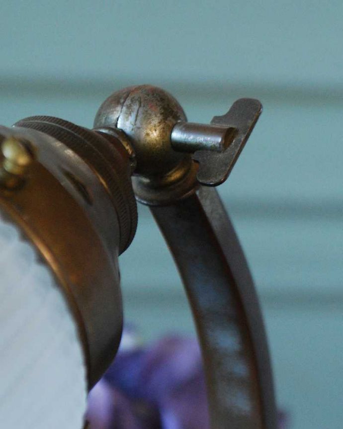 スタンドライト　照明・ライティング　時計が付いたお洒落なアンティークテーブルランプ、ガラスシェード付き（Ｅ17シャンデリア球付）。角度調節が可能です。(k-2076-z)