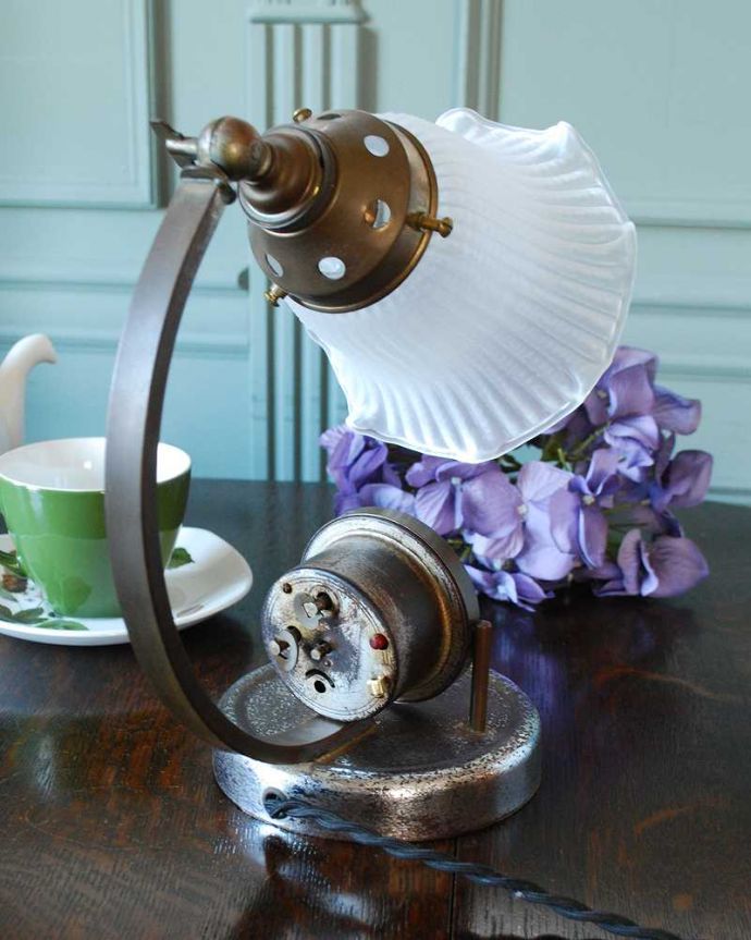 スタンドライト　照明・ライティング　時計が付いたお洒落なアンティークテーブルランプ、ガラスシェード付き（Ｅ17シャンデリア球付）。アンティークのため、多少の汚れ・傷がある場合がありますが、使用上問題はありませんので、ご了承下さい。(k-2076-z)