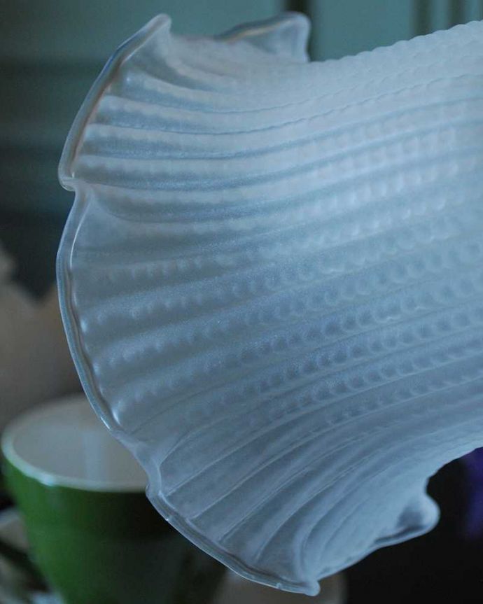 スタンドライト　照明・ライティング　時計が付いたお洒落なアンティークテーブルランプ、ガラスシェード付き（Ｅ17シャンデリア球付）。スタンドにピッタリの新しいシェードを選びました。(k-2076-z)