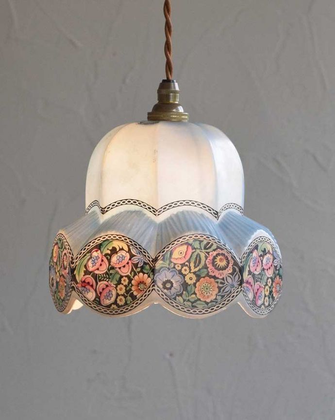 ガラスシェードのペンダントライト　照明・ライティング　ブルーガラス×お花模様のアンティークシェード（コード・シャンデリア電球・ギャラリーなし）。１つでも存在感たっぷり。(k-2082-z)