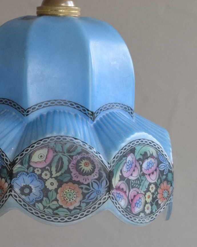 ガラスシェードのペンダントライト　照明・ライティング　ブルーガラス×お花模様のアンティークシェード（コード・シャンデリア電球・ギャラリーなし）。シェードは、アンティークのため、誤差があったり、キズ、汚れが入っている場合もあります。(k-2082-z)