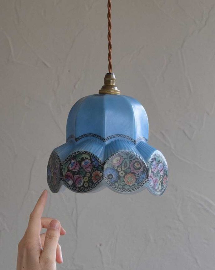 ガラスシェードのペンダントライト　照明・ライティング　ブルーガラス×お花模様のアンティークシェード（コード・シャンデリア電球・ギャラリーなし）。※こちらのシェードのみは販売していません。(k-2082-z)