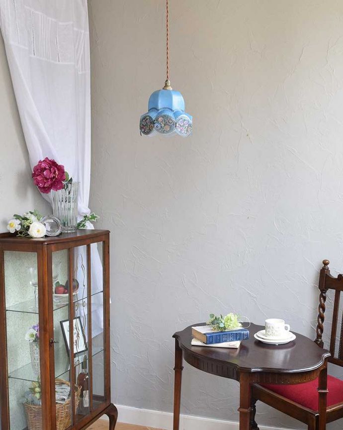 ガラスシェードのペンダントライト　照明・ライティング　ブルーガラス×お花模様のアンティークシェード（コード・シャンデリア電球・ギャラリーなし）。あたたかい光がお部屋を包み込みます。(k-2082-z)