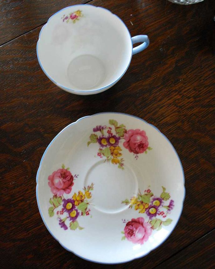 テーブルウェア(食器) アンティーク雑貨 華やかなお花×パステルブルーの持ち手が可愛い、Shelleyのアンティークカップ&ソーサー。キズや汚れ、コンディションは1つ1つ微妙に違いますが、アンティークだけが持つ特徴としてご理解下さい。(k-2084-z)