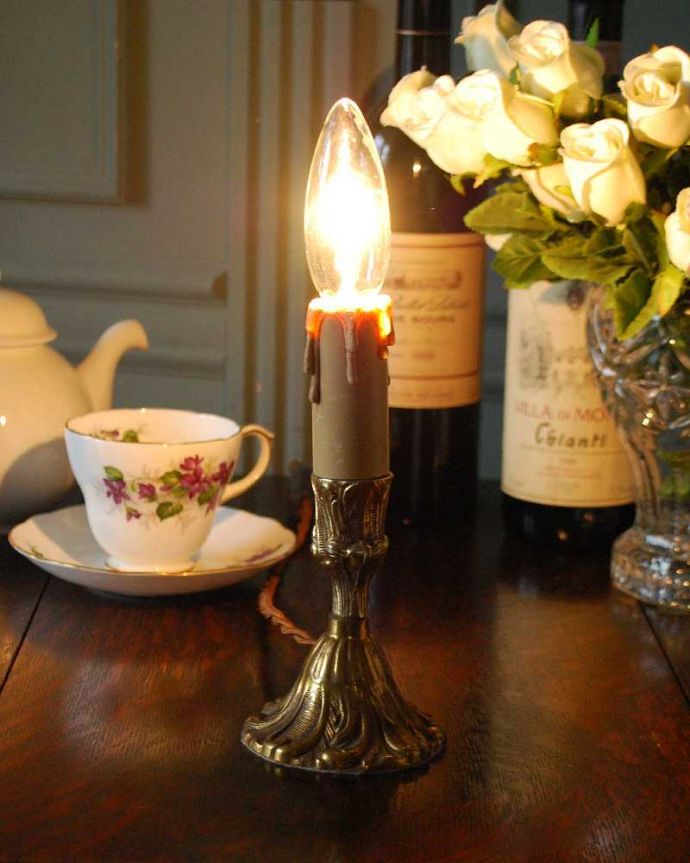 テーブルランプ（低い）　照明・ライティング　ゴールド色のイギリスから届いたアンティークテーブルランプ（Ｅ17シャンデリア球付）。隅々までこだわったデザインなのでどこから見ても楽しめます。(k-2085-z)