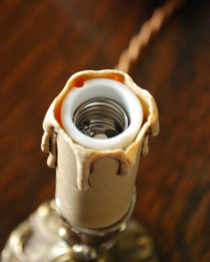 テーブルランプ（低い）　照明・ライティング　ゴールド色のイギリスから届いたアンティークテーブルランプ（Ｅ17シャンデリア球付）。本物のキャンドルのように仕上げたデザインです。(k-2085-z)