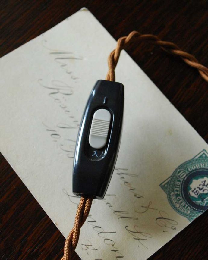 テーブルランプ（低い）　照明・ライティング　ゴールド色のイギリスから届いたアンティークテーブルランプ（Ｅ17シャンデリア球付）。スイッチです。(k-2085-z)