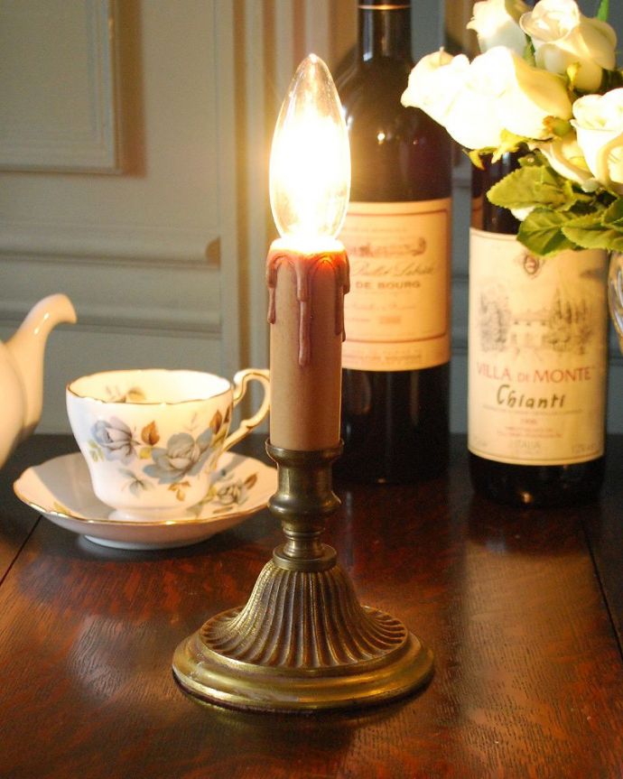 スタンドライト　照明・ライティング　イギリス輸入の真鍮製のアンティークテーブルランプ（Ｅ17シャンデリア球付）。隅々までこだわったデザインなのでどこから見ても楽しめます。(k-2086-z)