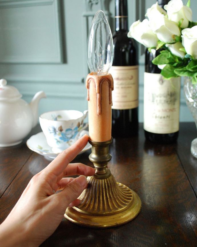 スタンドライト　照明・ライティング　イギリス輸入の真鍮製のアンティークテーブルランプ（Ｅ17シャンデリア球付）。季節や気分に合わせて、シェードを被せて楽しむ事も出来ます。(k-2086-z)