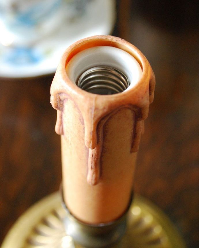 スタンドライト　照明・ライティング　イギリス輸入の真鍮製のアンティークテーブルランプ（Ｅ17シャンデリア球付）。本物のキャンドルのように仕上げたデザインです。(k-2086-z)