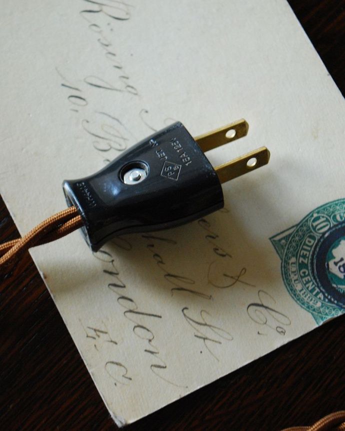 スタンドライト　照明・ライティング　イギリス輸入の真鍮製のアンティークテーブルランプ（Ｅ17シャンデリア球付）。ブラウンカラーのコードです。(k-2086-z)