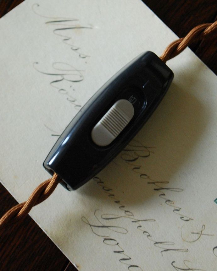 スタンドライト　照明・ライティング　イギリス輸入の真鍮製のアンティークテーブルランプ（Ｅ17シャンデリア球付）。スイッチです。(k-2086-z)