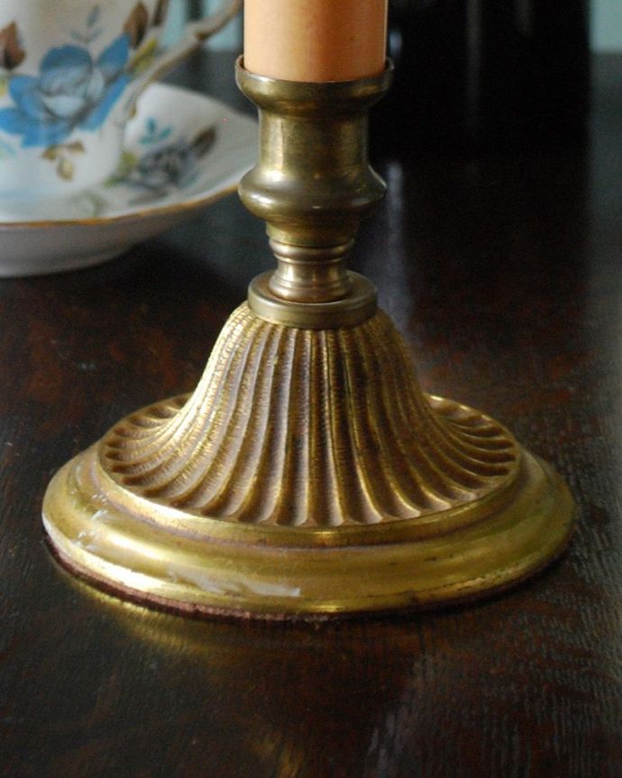 スタンドライト　照明・ライティング　イギリス輸入の真鍮製のアンティークテーブルランプ（Ｅ17シャンデリア球付）。真鍮製の美しいスタンドです。(k-2086-z)