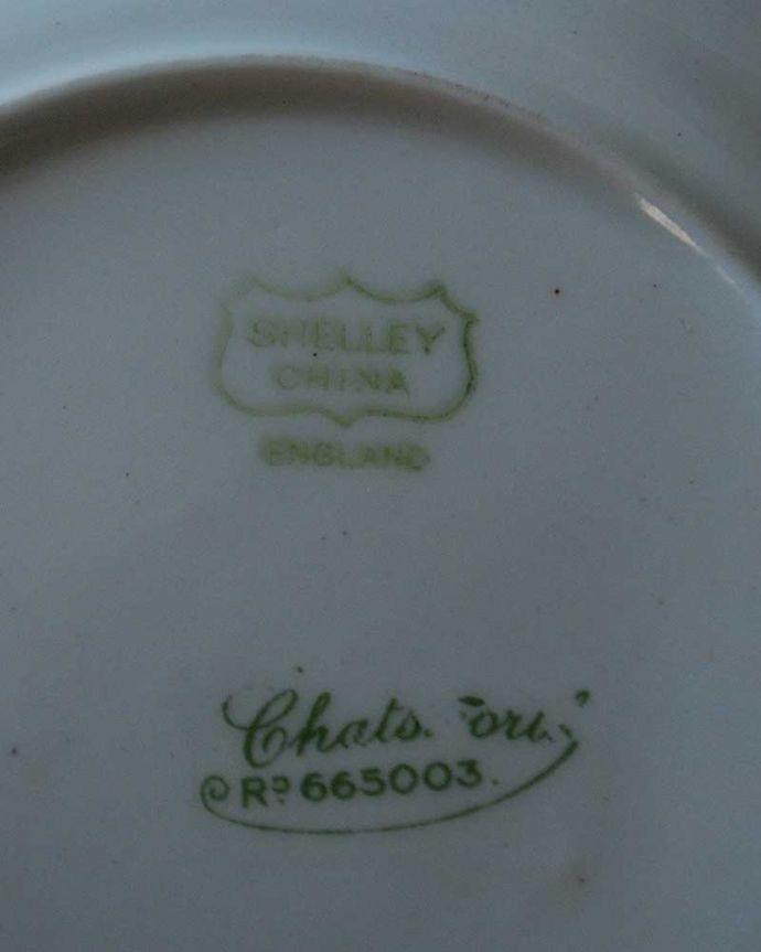 シェ―リー窯 アンティーク雑貨 1910年代の小花柄に縁取られた可愛いアンティークプレート(Shelley/シェリー)。バックスタンプです。(k-2091-z)