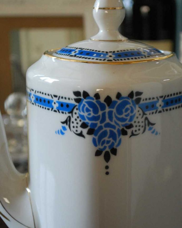アンティーク 陶磁器の雑貨 アンティーク雑貨 ブルーローズの上品なデザインが美しいアンティークポット。ブルーローズが美しく、そして可愛さもあるデザインです。(k-2092-z)