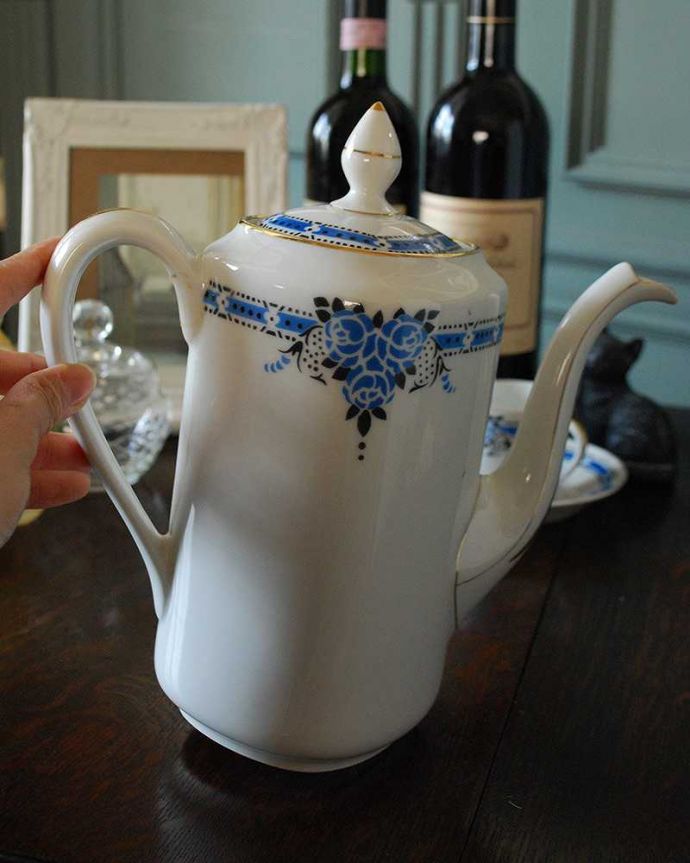 アンティーク 陶磁器の雑貨 アンティーク雑貨 ブルーローズの上品なデザインが美しいアンティークポット。ホームパーティーでは、華やかにティータイムを彩ります。(k-2092-z)