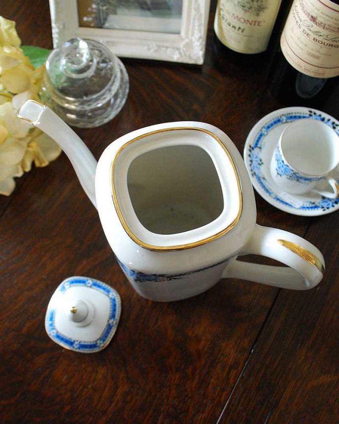 アンティーク 陶磁器の雑貨 アンティーク雑貨 ブルーローズの上品なデザインが美しいアンティークポット。アンティークなので多少のキズ・汚れがある場合があります。(k-2092-z)