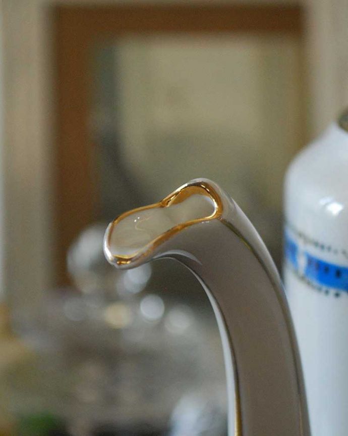 アンティーク 陶磁器の雑貨 アンティーク雑貨 ブルーローズの上品なデザインが美しいアンティークポット。縁どりはゴールド。(k-2092-z)