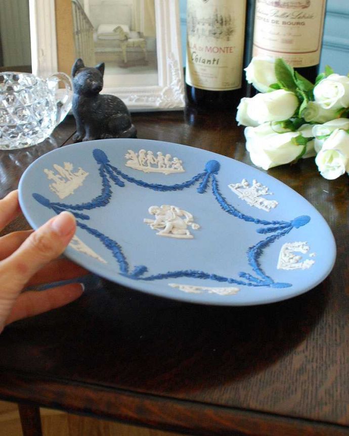 アンティーク 陶磁器の雑貨　アンティーク雑貨　イギリスで見つけたアンティークジャスパーウエアーのキューピッドプレート。ギリシャ神話などをモチーフにした図柄の模様が特徴です。(k-2102-z)