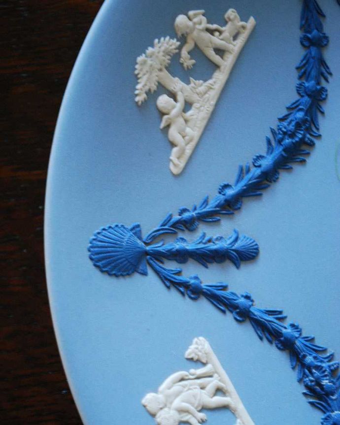 アンティーク 陶磁器の雑貨　アンティーク雑貨　イギリスで見つけたアンティークジャスパーウエアーのキューピッドプレート。使い込むほどに光沢と風合いを増す二度楽しめる逸品です。(k-2102-z)