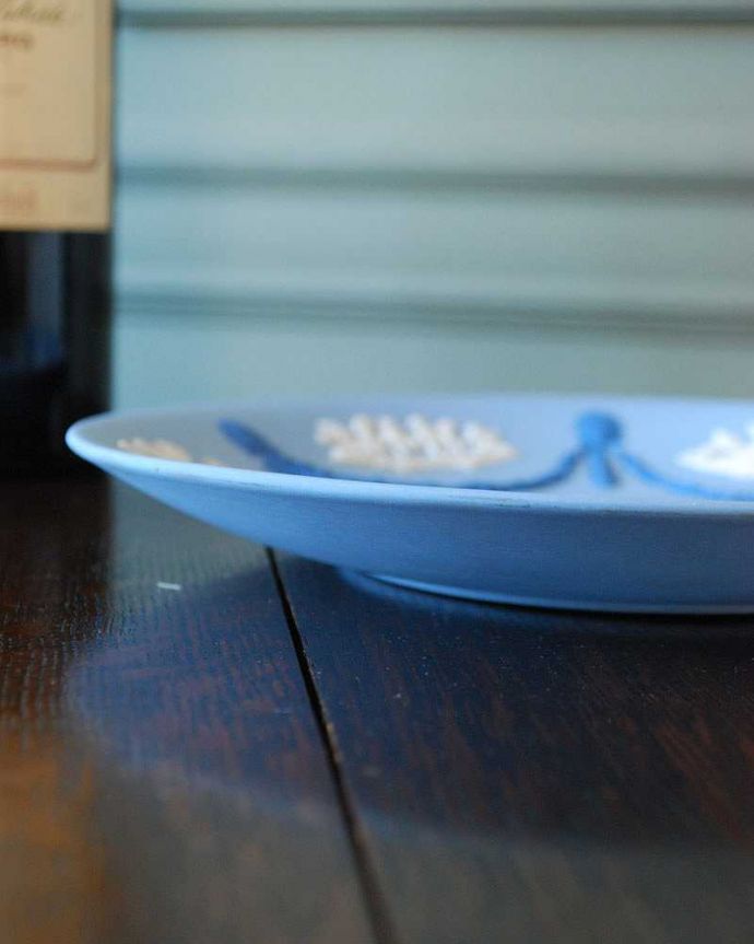 アンティーク 陶磁器の雑貨　アンティーク雑貨　イギリスで見つけたアンティークジャスパーウエアーのキューピッドプレート。アンティークのため、汚れ・傷がある場合がありますが、使用上問題はありませんので、ご了承下さい。(k-2102-z)