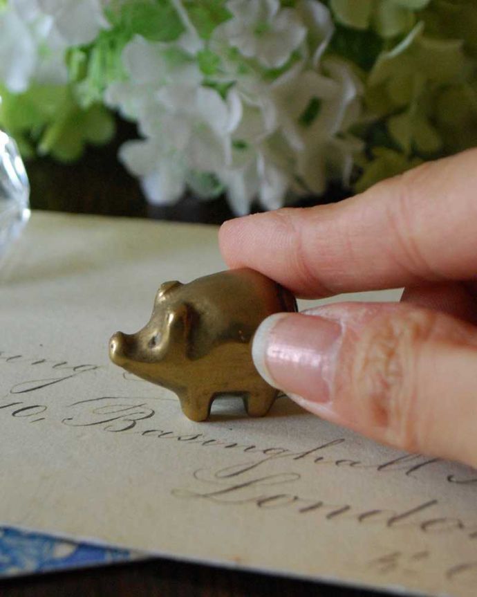 アンティーク 真鍮の雑貨　アンティーク雑貨　イギリス輸入のアンティーク真鍮雑貨、小さなブラスピッグ（コブタ）のアニマルオブジェ。どこに飾っても可愛い小さな小さなコブタです。(k-2106-z)