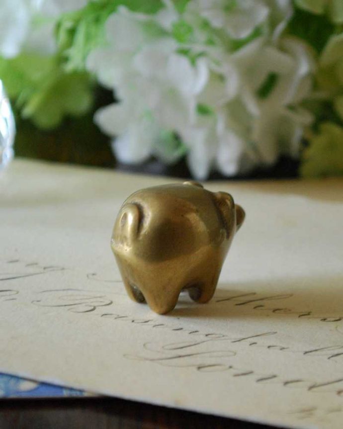 アンティーク 真鍮の雑貨　アンティーク雑貨　イギリス輸入のアンティーク真鍮雑貨、小さなブラスピッグ（コブタ）のアニマルオブジェ。後ろ姿もキュンとしてしまう可愛さです。(k-2106-z)
