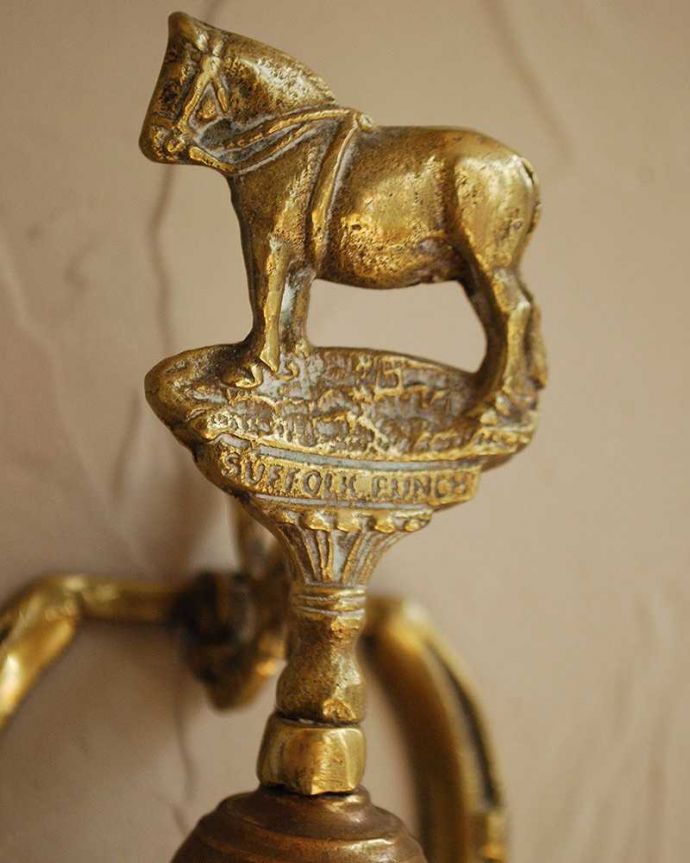 シルバーのテーブルウェア アンティーク雑貨 英国輸入のアンティーク雑貨、馬蹄形モチーフの真鍮製ドアベル。本物の真鍮製なので、使っていくごとに味わい深い色合いに変化していきます。(k-2116-z)