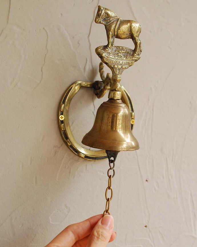 シルバーのテーブルウェア アンティーク雑貨 英国輸入のアンティーク雑貨、馬蹄形モチーフの真鍮製ドアベル。チェーンを引っ張るとカランカランと可愛い音がします。(k-2116-z)