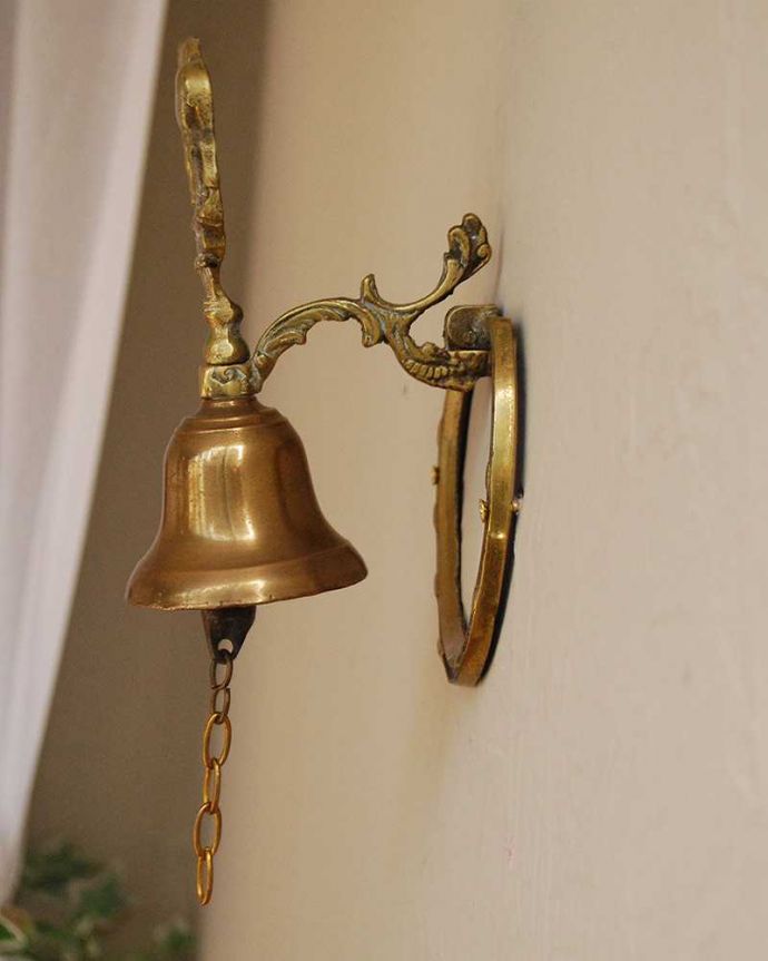 シルバーのテーブルウェア アンティーク雑貨 英国輸入のアンティーク雑貨、馬蹄形モチーフの真鍮製ドアベル。横から見てもお洒落なデザインです。(k-2116-z)