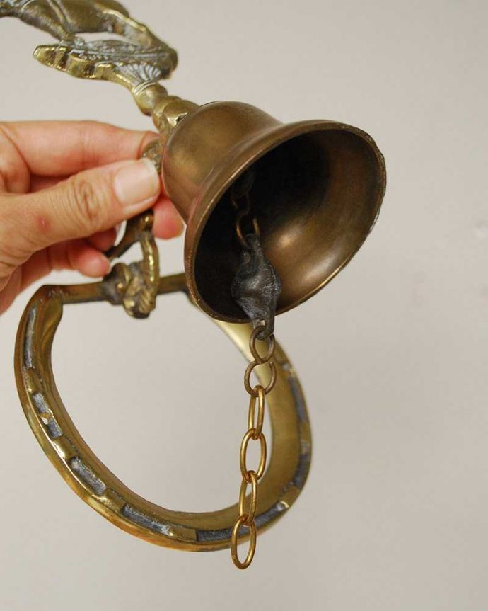 シルバーのテーブルウェア アンティーク雑貨 英国輸入のアンティーク雑貨、馬蹄形モチーフの真鍮製ドアベル。アンティークのため、欠け・傷がある場合がありますが、使用上問題はありませんので、ご了承下さい。(k-2116-z)