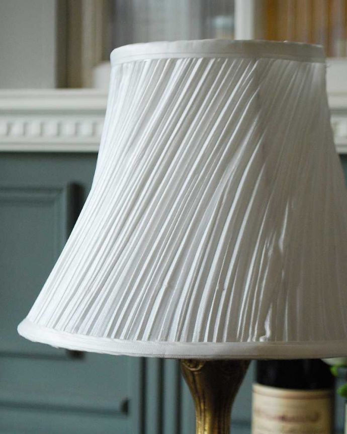 スタンドライト 照明・ライティング 真鍮装飾が美しい英国輸入のアンティークテーブルランプ(E17シャンデリア球付)。シェードは当時のままのもの。(k-2118-z)