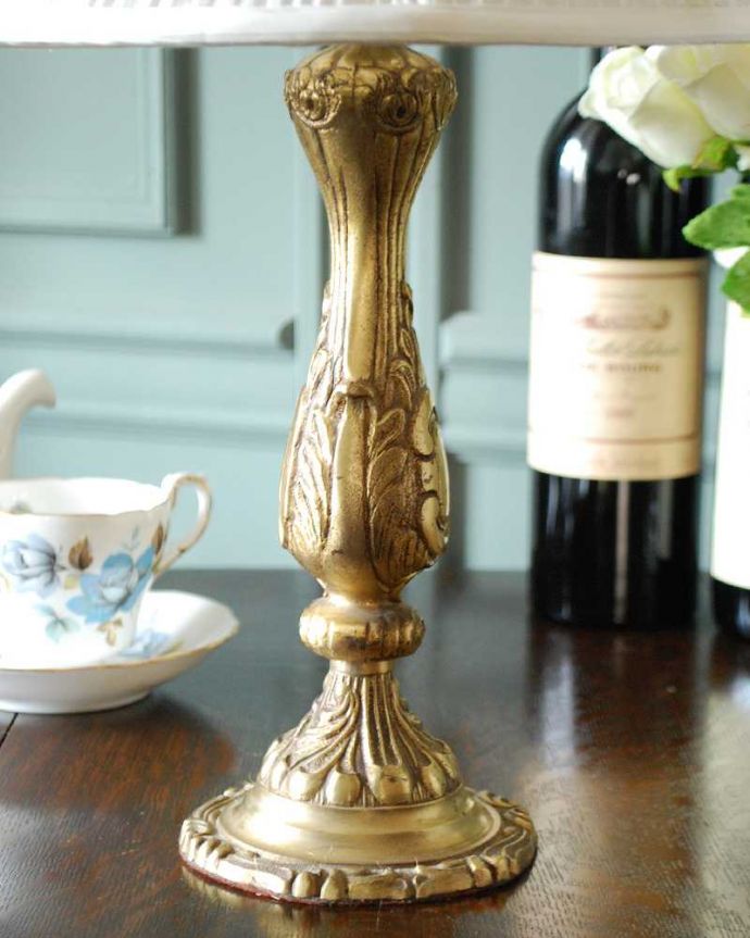 スタンドライト 照明・ライティング 真鍮装飾が美しい英国輸入のアンティークテーブルランプ(E17シャンデリア球付)。真鍮製の美しいスタンドです。(k-2118-z)