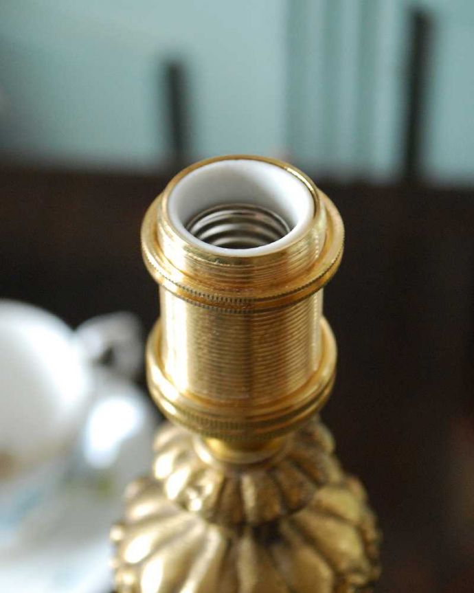 スタンドライト 照明・ライティング 真鍮装飾が美しい英国輸入のアンティークテーブルランプ(E17シャンデリア球付)。しっかりオーバーホウルをしたので、ご安心下さい。(k-2118-z)