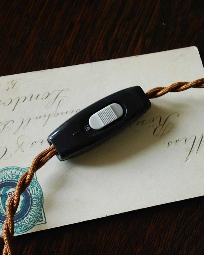 スタンドライト 照明・ライティング 真鍮装飾が美しい英国輸入のアンティークテーブルランプ(E17シャンデリア球付)。スイッチです。(k-2118-z)